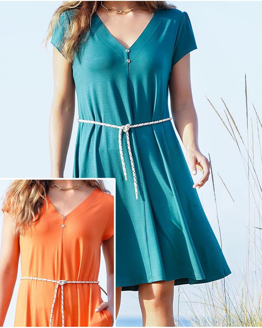 VESTIDO LISO ACAMPANADO CON ESCOTE PICO