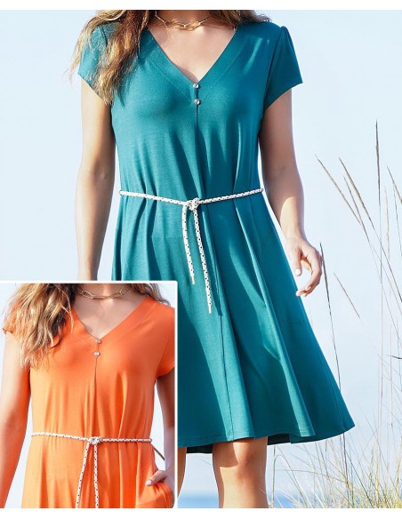 VESTIDO LISO ACAMPANADO CON ESCOTE PICO