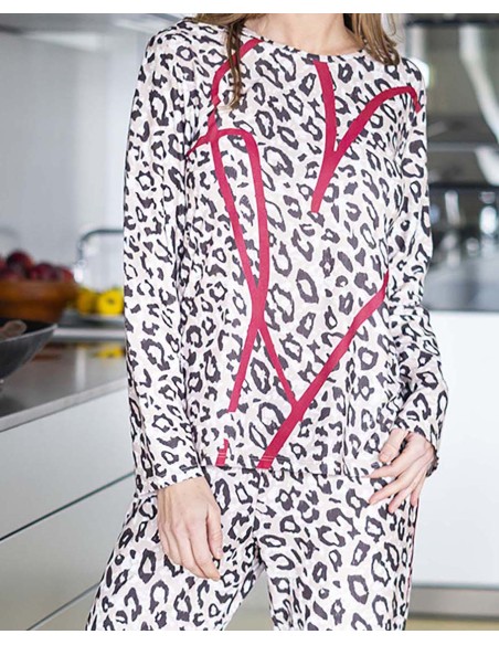 PIJAMA CON ESTAMPADO ANIMAL PRINT Y CORAZÓN EN ROJO PIJAMA CON ESTAMPADO ANIMAL PRINT Y CORAZÓN EN ROJO