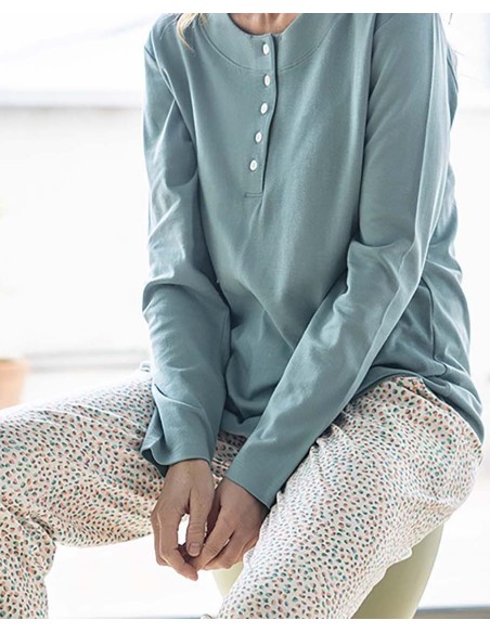 PIJAMA DE DOS PIEZAS CON TAPETA Y BOLSILLOS EN PANTALÓN PIJAMA DE DOS PIEZAS CON TAPETA Y BOLSILLOS EN PANTALÓN