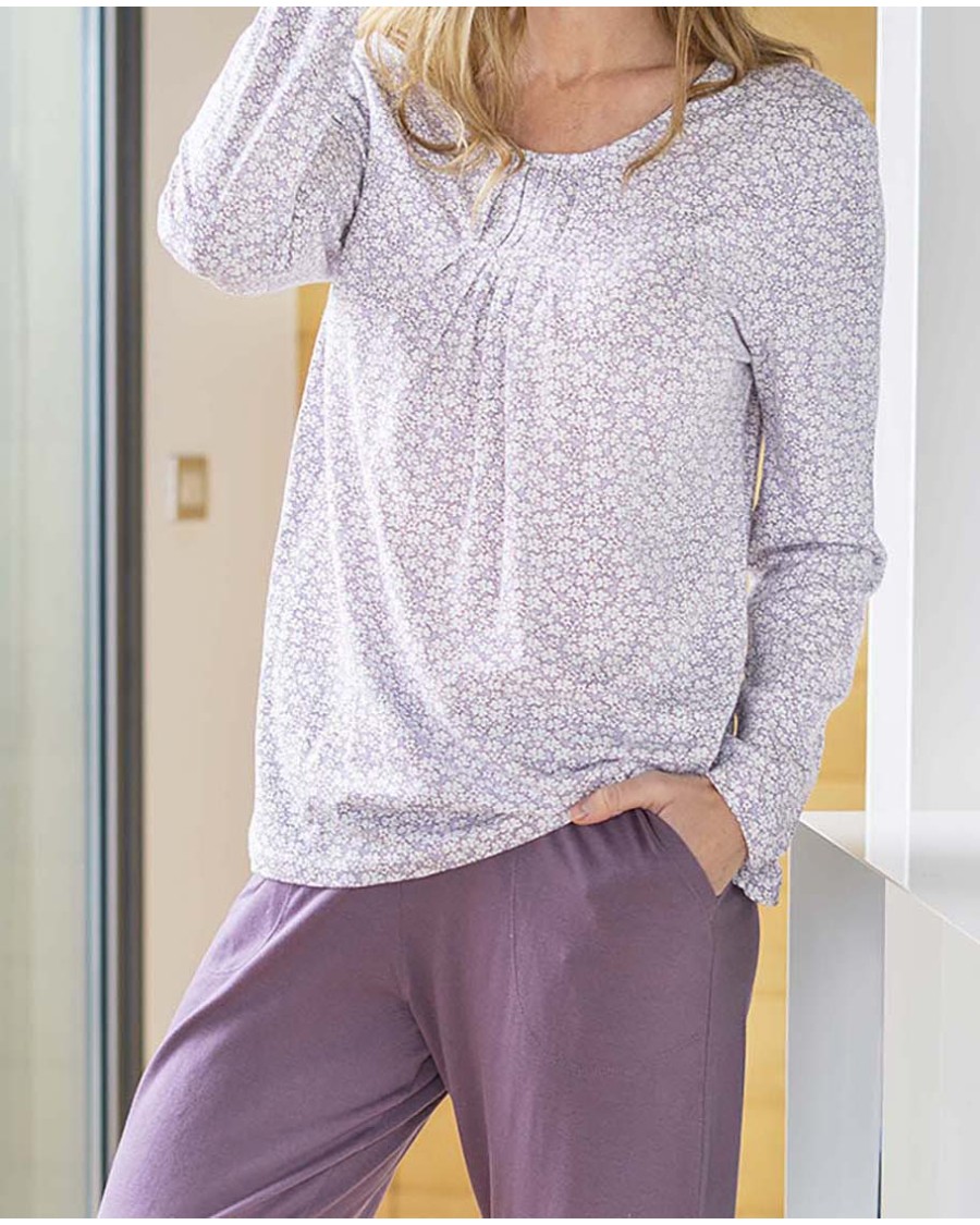 PIJAMA CON PARTE SUPERIOR ESTAMPADO Y PANTALÓN LISO