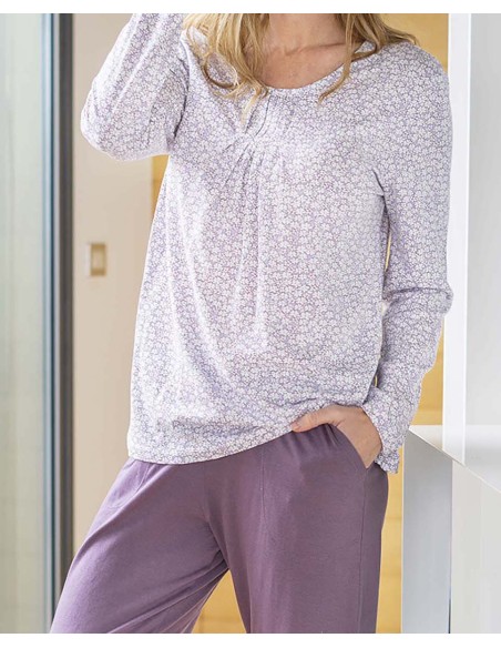 PIJAMA CON PARTE SUPERIOR ESTAMPADO Y PANTALÓN LISO PIJAMA CON PARTE SUPERIOR ESTAMPADO Y PANTALÓN LISO
