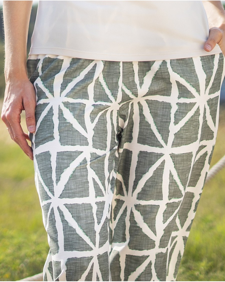 PANTALÓN DE PLANA ESTAMPADO GEOMÉTRICO LARGO 3/4