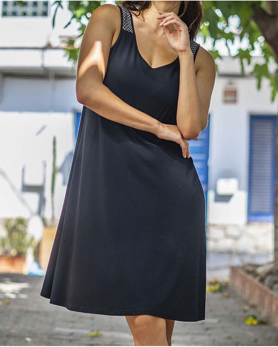VESTIDO NEGRO DE CREP SIN MANGAS CON DETALLE CALADO Y BOLSILLO