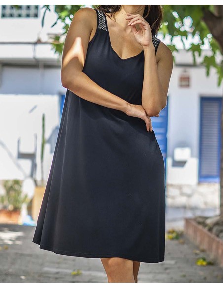 VESTIDO NEGRO DE CREP SIN MANGAS CON DETALLE CALADO Y BOLSILLO