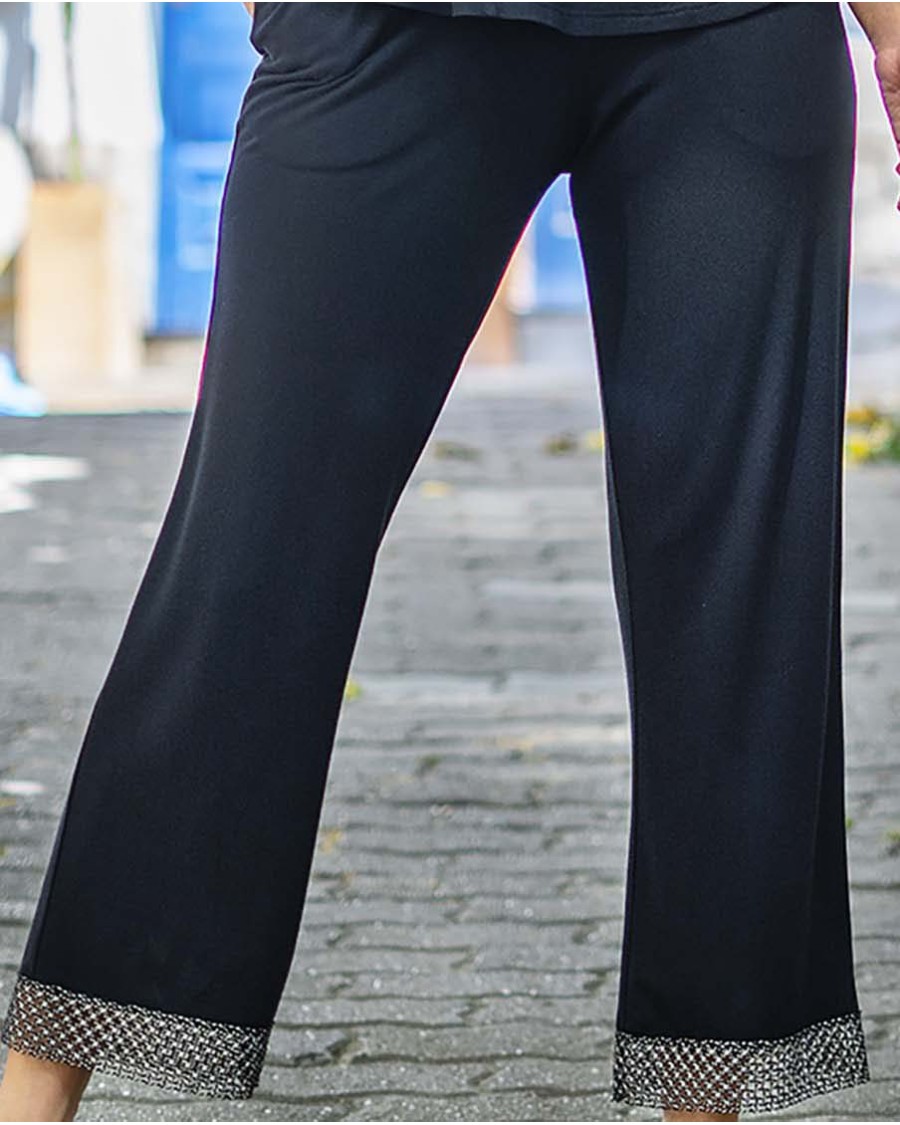PANTALÓN DE CREPÉ LISO CON DETALLE DE CALADO EN EL BAJO