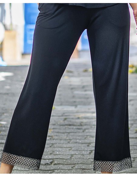 PANTALÓN DE CREPÉ LISO CON DETALLE DE CALADO EN EL BAJO